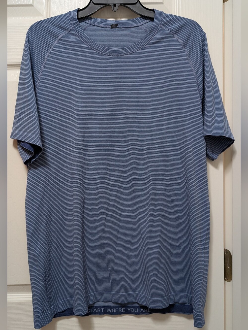 Lululemon Men’s Metal Vent Tech Short Sleeve Shirt Size XL Blue Stripe White